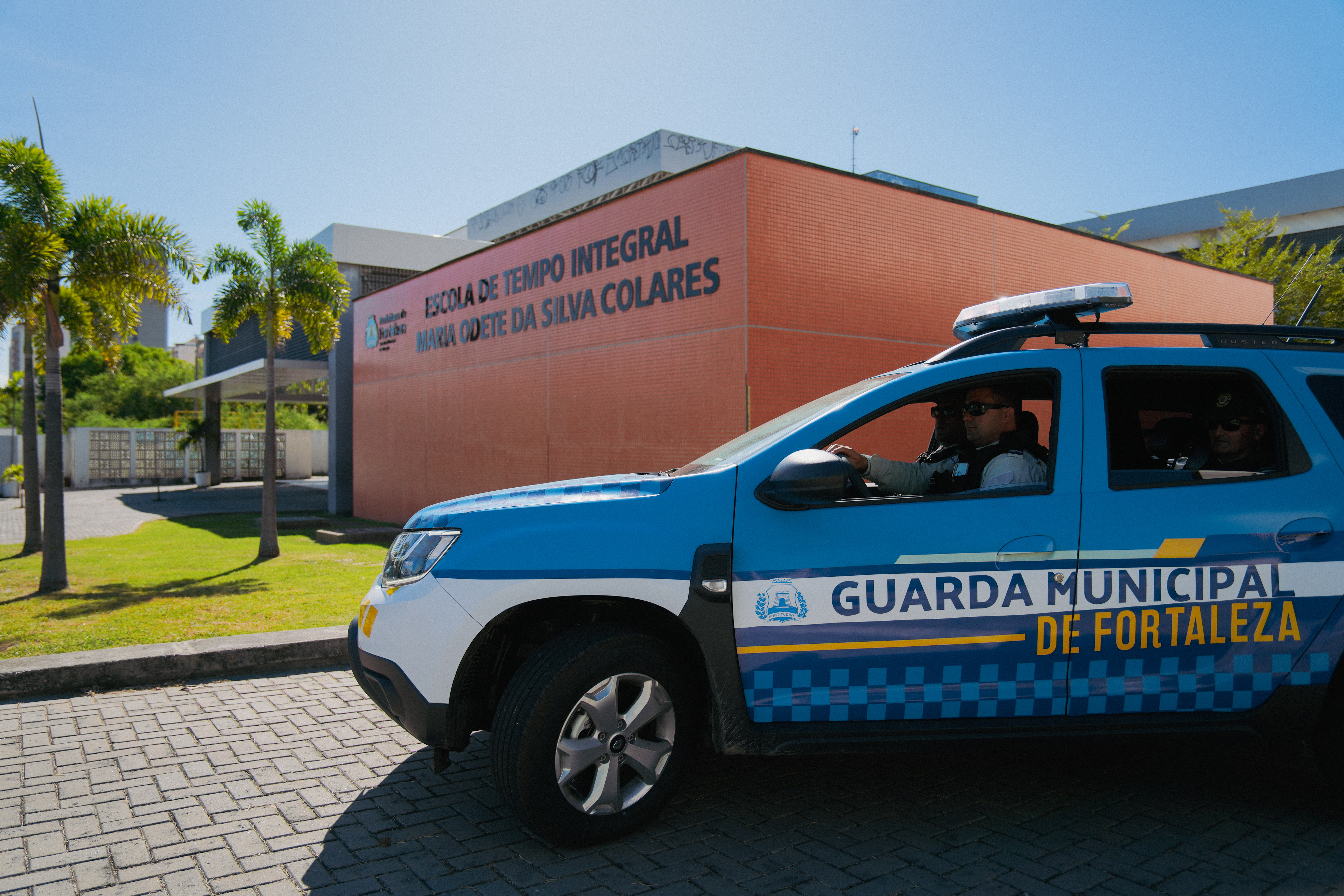 veículo da guarda municipal na frente de uma escola